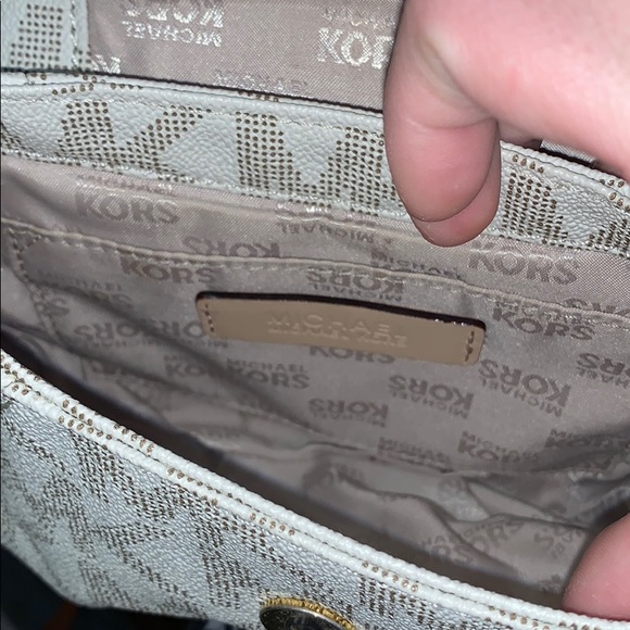 Michael Kors across Body Bag - Picture 4 of 4